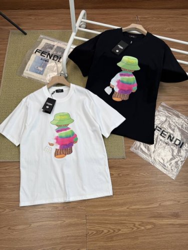 2025新款Fendi 芬迪情侣短袖Tee男女同款 超高版本 经典图案设计朋克不羁 面料由品牌面料商直接供应 这个印花很稳固的不会开裂 男女同款 可搭配情侣刷街