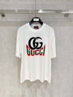 Gu~双G Logo彩印男士廓版短袖T恤 2025春夏系列 客供定制订织定染～高支细纱棉质 质地柔软、手感细腻，比普通的棉料更加有筋骨，有光泽感。 简约至美 无