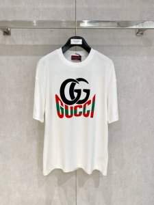 Gu~双G Logo彩印男士廓版短袖T恤 2025春夏系列 客供定制订织定染～高支细纱棉质 质地柔软、手感细腻，比普通的棉料更加有筋骨，有光泽感。 简约至美 无