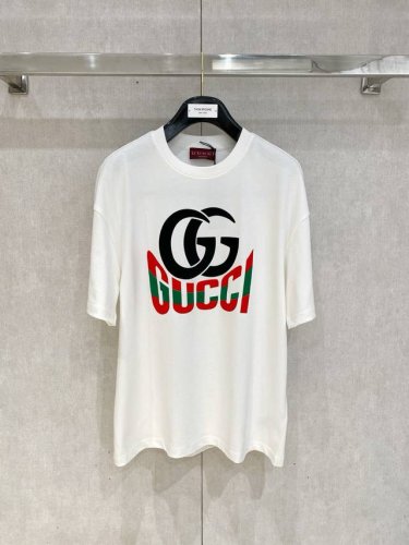Gu~双G Logo彩印男士廓版短袖T恤 2025春夏系列 客供定制订织定染～高支细纱棉质 质地柔软、手感细腻，比普通的棉料更加有筋骨，有光泽感。 简约至美 无