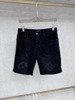 lv 25S新款潮男时尚休闲牛仔短裤，高端欧版原单，潮流时尚休闲 透气舒适度高，细节无可挑剔，品牌元素设计理念，体现高品质。呈现休闲裁剪，上身版型超赞！ 码数：