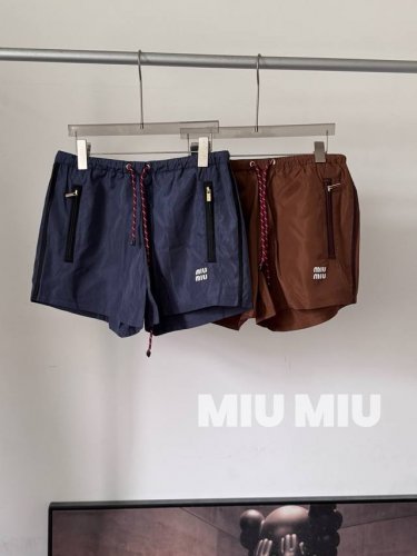 miu户外反水速干 2025尼龙抽绳短裤女士宽松凉爽高街奢潮立体字母Logo显瘦减龄短裤2025尼龙抽绳短裤质感挺括有型上身舒适透气饰以下摆立体字母装饰口袋皮革