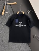 驴牌春夏系列新款超重工刺绣Lgt恤，罗纹衣领、纯棉面料，手感柔软穿着舒适，具有良好的亲肤性。由于其平纹组织的结构特点，双纱精棉平纹织物具有良好的透气性，能够保持