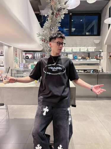 普拉达 2025春夏新款首发专柜最新款短袖圆领T恤 高端订制 设计前卫时尚！品牌Logo重工艺设计 高端定制丝光云朵棉面料.手感柔软.穿着舒适.专柜级别精致车线