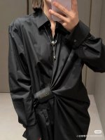 Loew*2025新品不规则皮牌衬衣裙 原版开发 高版出品 质感舒适细腻 翻领不规则衬衫裙剪裁 透气面料裁剪利落修身 单侧字母皮牌穿孔腰带扣连接 对襟捆带于内侧