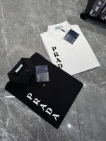 prada 25Ss春夏男士polo！成衣定织珠地棉面料，定织定染胸前经典prada字母烫画工艺.别致典雅....配色轻熟简约，混搭空间极高！ 颜色：白色.黑色