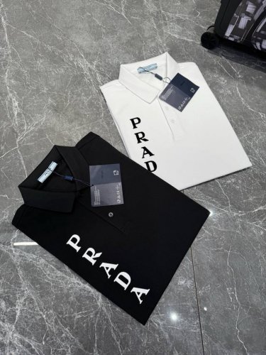 prada 25Ss春夏男士polo！成衣定织珠地棉面料，定织定染胸前经典prada字母烫画工艺.别致典雅....配色轻熟简约，混搭空间极高！ 颜色：白色.黑色