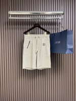 Miumiu 2025Ss早春休闲印花字母时尚宽松短裤，休闲时尚运动休闲短款裤，超强人气的王牌压花绑带短裤！面料采用50D锦纶100％春亚纺平纹布，一体化压花定