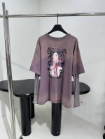 *25早春新品假两件印花T恤 棉质针织平纹面料 饰有当季品牌印花图案 底层拼接薄纱衣袖 做旧领口细节 中性风格 男女同款 ：粉紫色 ： Sml P260