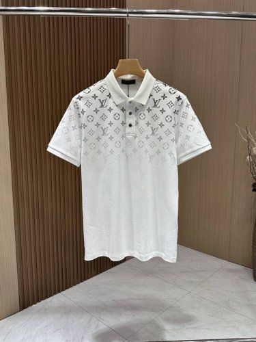 lv 春夏新品，专柜在售，顶级品质，客供定织进口双丝光六角珠地棉面料，提花Logo印花点缀，面料表面排列均匀整齐的纹理，透气性和散热排汗性极佳，最新的品牌Log