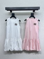miu家无袖连衣裙 经典减龄单品！设计时髦又帅气！版型不挑人上身巨显瘦！白富美必收的完美单品。质感超赞完美做工品质 高品质 两色 尺码Sml