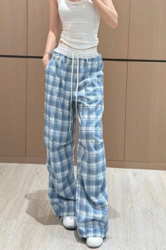 裤子 Miumi* 格纹拼接抽绳长裤 腰间白色折边拼接大体浅蓝白格纹 字母徽标小腿堆叠设计 工装气息拉满 叠穿出时髦流行穿搭风 图色 码数：Sml