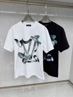 Lv2025S春夏新款新标字母Logo宽松显瘦休闲圆领短袖T恤 纯棉高支数面料整体的触感极为舒适 亲肤效果也是极佳 整体宽松的版型配置 更具青春运动风格 上身大