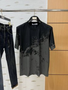 纪梵希春夏新款首发专柜最新款短袖圆领T恤 高端订制 设计前卫时尚！品牌Logo重工艺设计 高端定制230克面料.手感柔软.穿着舒适.专柜级别精致车线.颜色：黑色