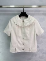 Chane*2025新品上架 复古花边外套短裤套装 定制Yb进口皮革材质 肌理细腻 品相上乘 复古花边短袖外套短裤套装 外套直筒装裁剪轻松勾勒松弛感线条 精致印