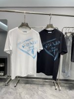pra25Ss春夏新款基础双纱棉质圆领短Tee，男女同款立体刺绣三角标喷绘印花装饰休闲短袖T恤衫！贸易公司渠道稀出，春夏季基础常规款T恤推荐，最不挑人的情侣款式
