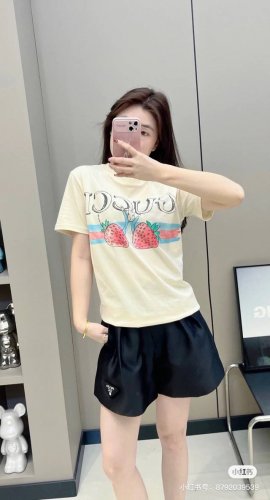 顶级复刻 古驰 Gucci比得兔系列草莓兔印花圆领短袖T恤 款号：885 原版面料官方同款短袖T恤 定制280 克同缸染面料手感非常舒服 春夏最新砖柜同步时尚又