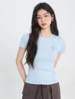 两件。露露Lululemon新款冰丝针织衫短袖紧身T恤 采用冰丝面料，穿着舒适透气，又能轻松驾驭各种场合。短袖设计，适合夏季穿着，简单又不失时尚感。 修身的版型