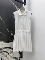 tb 25Ss 春夏新品经典织带拼接压褶Polo连衣裙 裙子中的白月光 下摆压褶设计俏皮灵动上身轻松减龄 整件用料超大版型很有范儿 经典杠条和撞色织带都很吸睛