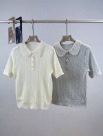 Miumiu 珠饰娃娃领短袖 5%羊毛，10%锦纶，85%聚酯纤维 聚酯纤维具有抗皱、保形性强，锦纶增强面料的耐磨性、弹性和抗撕裂性，提升耐用度。羊毛轻微提升保