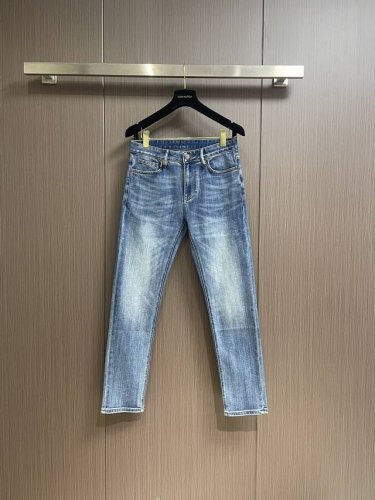 bv 早秋新款男款小直筒牛仔裤 特殊天丝混纺面料牛仔长裤 高端时尚休闲牛仔裤 简约时尚的三维裁剪，后腰饰有皮革编织工艺独特，厚度刚好满足春夏季节穿搭需求 轻薄具