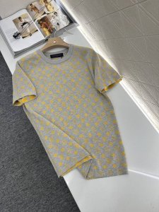 louis Vuitto*2025新品上架 提花针织短袖 定制Yb丝棉纱线织造 质感高级舒适 宽松廓形针织短袖剪裁 通体装点标志性四叶草元素字母徽标图案 亮眼满