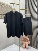 上衣 Louis Vuitton 拼接提花毛织套装 工艺说明，融汇 Monogram 元素与天鹅绒般柔滑的横向条纹，以细腻肌理呼应 2025 春夏时装秀的植绒单