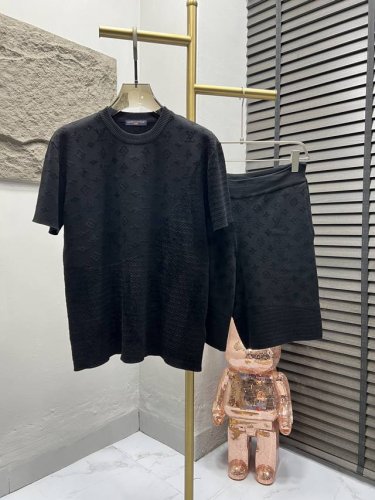 上衣 Louis Vuitton 拼接提花毛织套装 工艺说明，融汇 Monogram 元素与天鹅绒般柔滑的横向条纹，以细腻肌理呼应 2025 春夏时装秀的植绒单