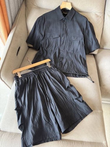 套装 2025春夏新款来袭 这家品质控推荐 这款男士衬衫套装饰有像素格效果标识印花 非常适合夏天穿着 有序格纹的设计 休闲居家旅游必选 微阔的剪裁 客供定织面料