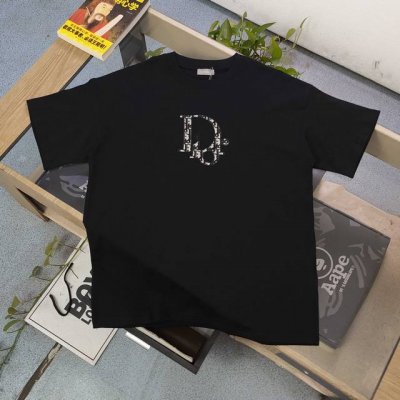 款号 Cx5080 高版本 2025新款Dior迪奥贴布刺绣字母图案绣花印花休闲情侣宽松短袖T恤 独一无二的活性环保面料染色 32支双纱精梳纯棉爽滑手感 纯棉不