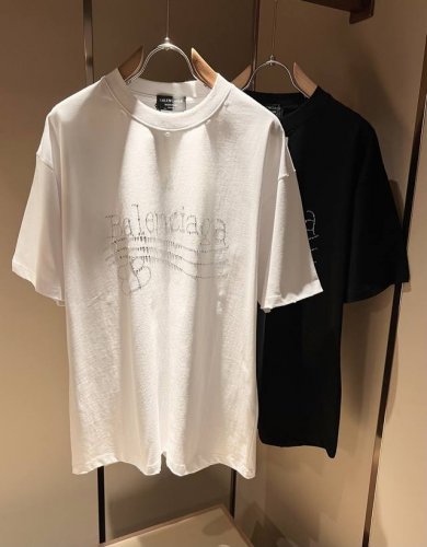 balencia*巴黎*家 2025春夏新款男女同情侣款休闲宽松棉质圆领短袖T恤衫！贸易公司渠道稀出，同步官网发售 ！ 2025春夏最新系列，经典时尚设计元素，
