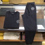 新品洗水套装上衣 裤 克罗... 拆卖 25季 Ch 克罗潮爆重洗水短袖 爆款来袭，精选百分棉可洗褪面料，历经石磨、上色、酵洗多重工艺，呈现迷人怀旧色彩。前后幅