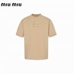 Miu Miu 缪缪 24Fw刺绣贴布短袖 采用32支双纱 260克重面料 进口针织针梳棉进行制作，厚度适中，有垂感又有轮廓型，上身就是一个舒适！！对微胖身型包