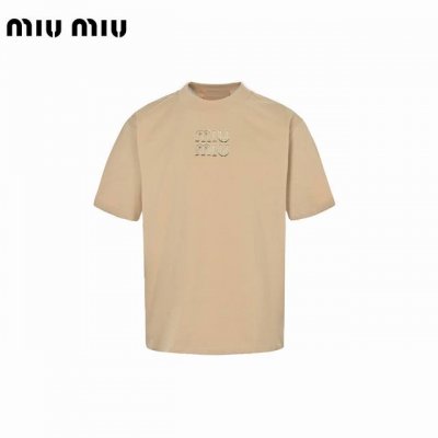 Miu Miu 缪缪 24Fw刺绣贴布短袖 采用32支双纱 260克重面料 进口针织针梳棉进行制作，厚度适中，有垂感又有轮廓型，上身就是一个舒适！！对微胖身型包