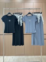 Chane*醋酸套装 蕾丝围裙点睛 解锁高定氛围感 当醋酸面料的流光邂逅烫钻工艺 轻盈垂坠勾勒出流动的曲线美学 每一步都是法式慵懒与摩登气场的碰撞 对称短袖与开