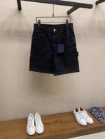 lv 压花浮雕牛仔短裤 整体采用Monogram压纹工装元素，拼接结构和尖角口袋压印元素提花细节对位，浮雕压花纹路清晰，口袋双走线做工，线迹细密匀称规整，五处压
