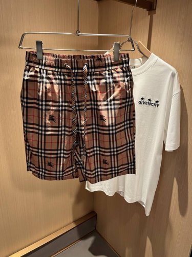 burber*Y巴*莉 2025春夏新款休闲百搭男女同款休闲短裤！贸易公司渠道稀出，同步官网发售！格子标识图案设计！此款T恤衫甄选客供进口聚酯纤维材质制作而成，