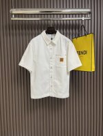 Iv 皮标口袋短袖牛仔衬衫，高订面料采用400斜纹布料，每一件都必须洗水，手感透气舒适，订制五金纽扣，皮牌高度还原，尺码：S-Xl