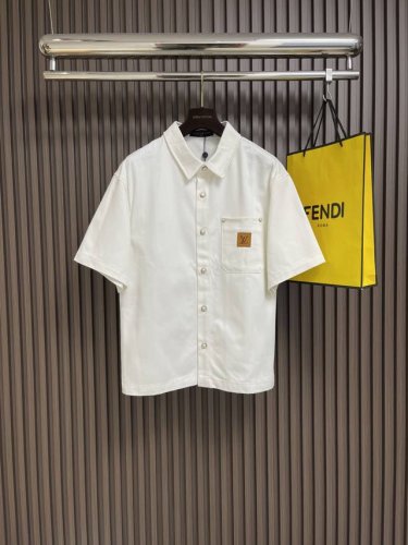Iv 皮标口袋短袖牛仔衬衫，高订面料采用400斜纹布料，每一件都必须洗水，手感透气舒适，订制五金纽扣，皮牌高度还原，尺码：S-Xl