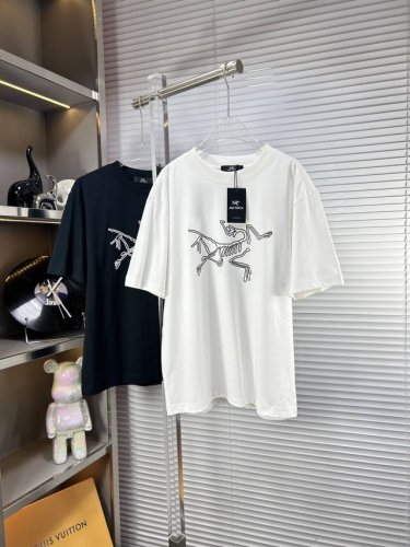 arc*始祖鸟 Ss25春夏新款短袖，顶级图案Logo，帅气时尚，简约百搭款。面料棉 不仅挺括，保持潮流的廓形，又穿着舒适，纱织更细腻 码数：S-Xxxl 男女