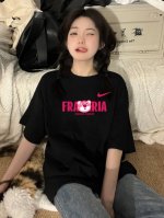 Nike 耐克 草莓熊新款字母情侣短袖T恤采用260克双砂面料 三针五线做工，领口包包边条 今年火爆的品牌 看到了就忍不住要自留一件 正确纹路立体印花 正确面料