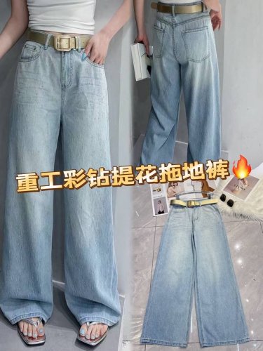 被问爆的重工彩钻提花拖地裤，谁穿谁惊艳！浅蓝色牛仔基底，重工彩钻与精致提花交织，华丽又吸睛。宽松拖地版型，随性大气，轻松修饰腿型。高腰设计搭配腰带，勾勒纤细腰线