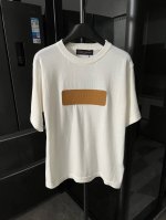 高端 Lv 路易威登 25Fw 浮雕压花皮章针织短袖 米白色 本款短袖圆领衫取材柔软棉质针织，为正面 Vvn 皮革贴饰压印 Lv Vers 标识，娓娓道出品牌皮
