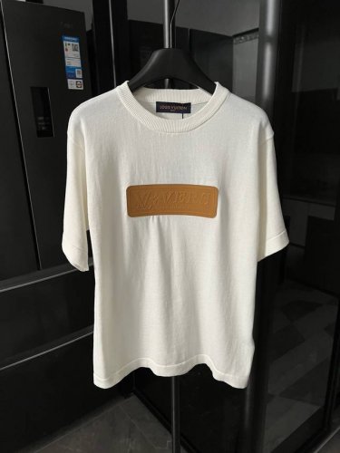 高端 Lv 路易威登 25Fw 浮雕压花皮章针织短袖 米白色 本款短袖圆领衫取材柔软棉质针织，为正面 Vvn 皮革贴饰压印 Lv Vers 标识，娓娓道出品牌皮