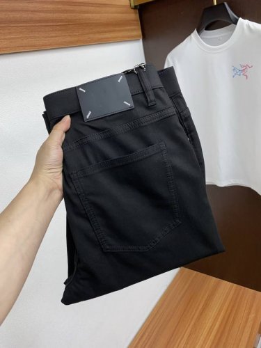 马吉拉 2025Ss早春 新品 原单男士牛仔裤纯血统品 每季必出的类型 无需质疑的热卖王牌单品 符合四季最佳的搭配色号 整体的风格延续了Slp的基调 通体融入了