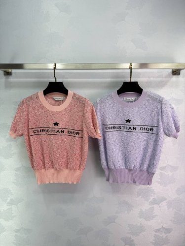 Dio*2025新品上架 雪花针织短袖 定制Yb羊毛纱线织造 细腻肌理 柔软舒适 针织短袖裁剪 通体细密针织 螺纹素色包边增添精致调性 与大身同色系絮状雪花色彩