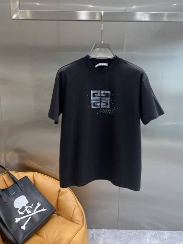 纪家 纪梵希超时髦 简约又大气，背后那大大的四宫格图案，以独特的笔触呈现，搭配上随性的绿色泼墨和“Givenchy”字样，高级感与艺术感拉满 。面料质感超棒，亲
