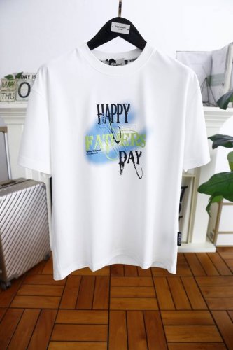 巴黎世家 Balen*Iaga. 2025夏季新品男士圆领扩版短袖奢华经典定制Logo标识标注上身就能体会这款设计带来的年轻与时尚感！整体时尚而有潮流，采用舒适