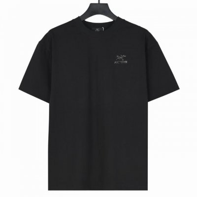 Ayc'teryx 始祖鸟 25Ss 银质反光小标Logo短袖T恤 这款T恤精选高端32S双纱280克面料，质感厚重，穿着舒适。定制拉架罗纹，细节之处尽显匠心。