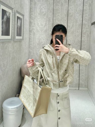 短款外套 Dio* 25Ss早春新款 老花夹克外套丨原版开发！高版出品！ 这款连帽夹克饰以金色 Oblique 提花，回溯 D*Or 于 1967 年推出的经典